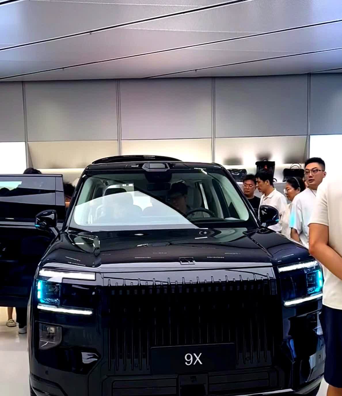 一张黑图差点毁了极氪9X

车友群里那张黑到看不出颜色的照片，把极氪9X说成