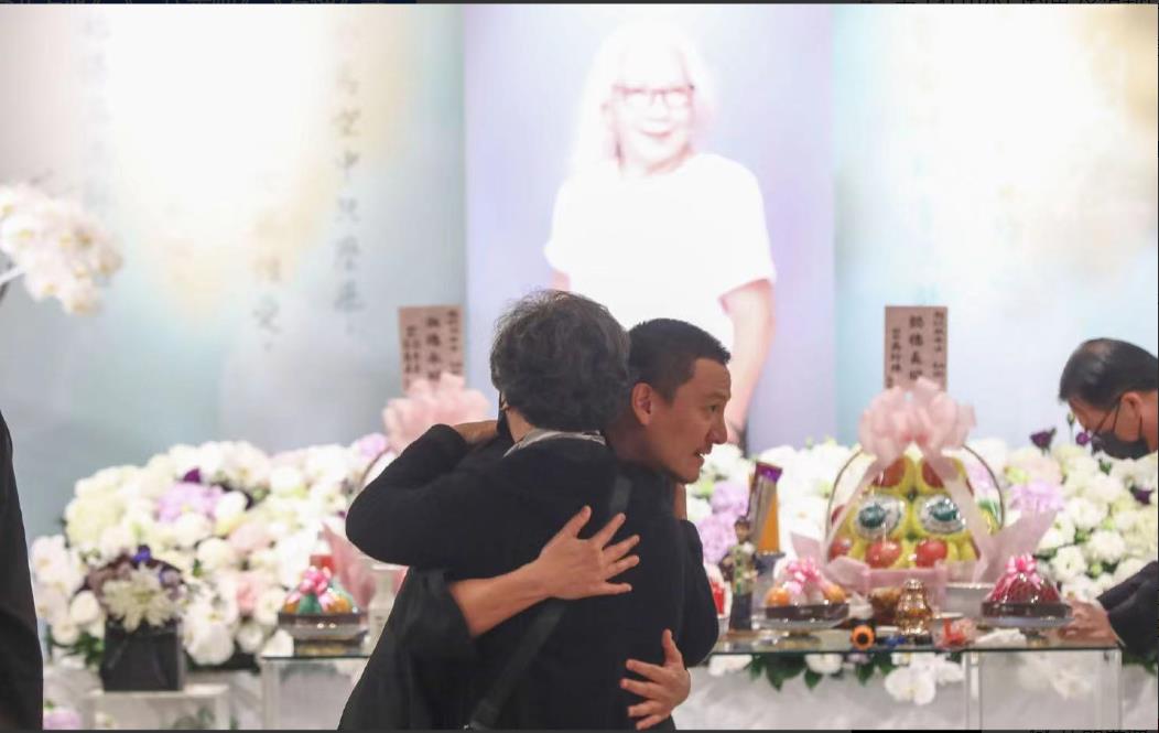 张震母亲去世，享年80岁，王家卫、梁朝伟刘嘉玲夫妇等送鲜花致意

男星张震母亲赵