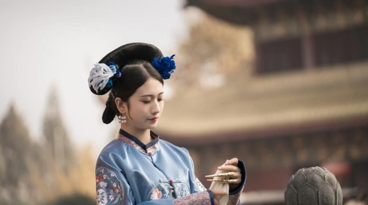 清宫贵人以下不能带金饰，妃子一旦失宠降位内务府会把以前的贵重首饰全部收走，看《甄