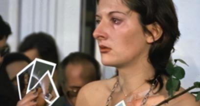 1974年意大利，一个女人赤身裸体暴露在众人面前，有人用刀划她的身体，甚至还有人