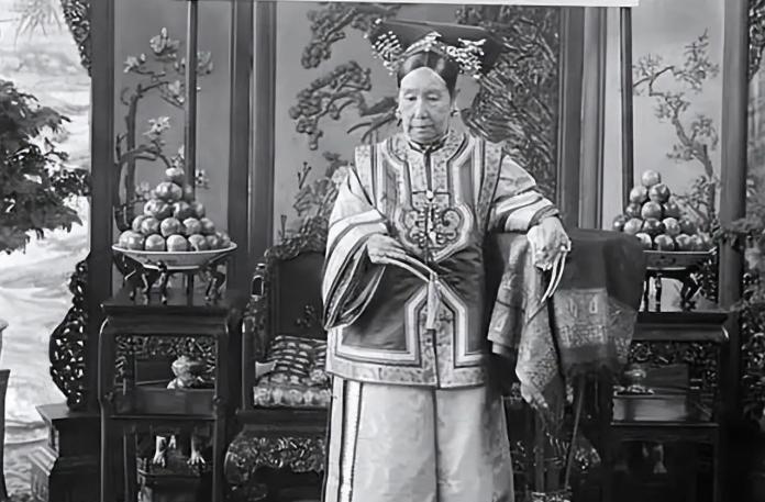 1900年，慈禧狼狈逃窜至山西首富乔家，临行时，慈禧让乔家借她10万两，乔致庸扑