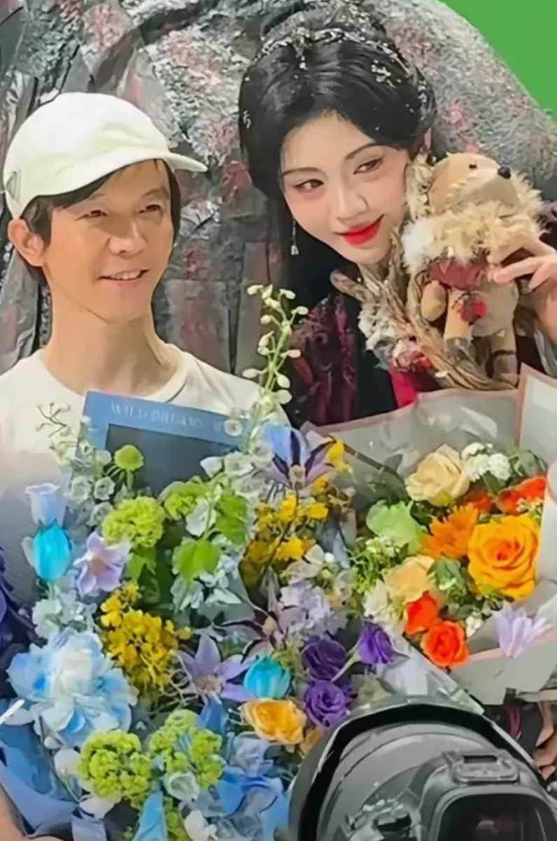 这下好了，鞠婧祎跟郭敬明估计要哭晕在厕所了

两个极度爱美的人在失去高强度打光下