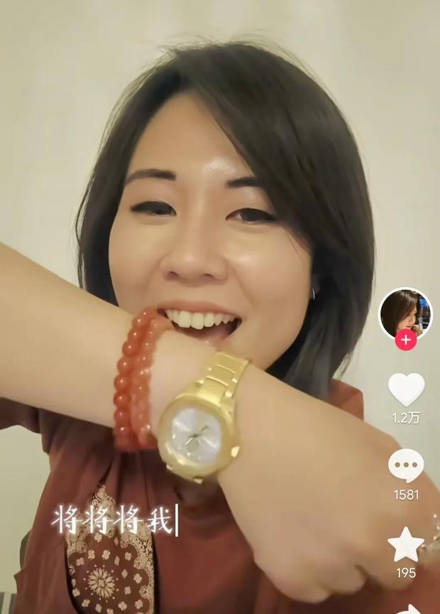 中天小姐姐喜获金表，高兴坏了，拍视频给大家分享好心情。
原来，中天小姐姐何橞瑢已