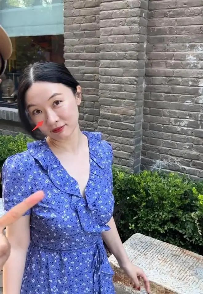 45岁霍思燕北京胡同现身，娇俏步态，迷人身材引热议