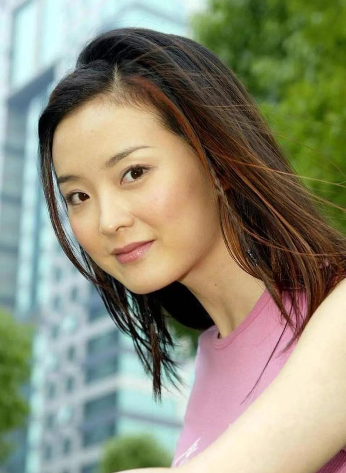 其实王艳不算大美人，顶多算清秀，现代照挺普通的，脸太圆乎了，眼距有点宽，鼻梁不够