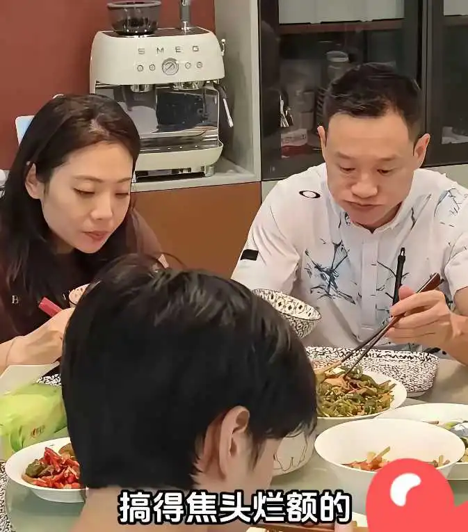 杨威一家也算精打细算，大陆国际学校不上，去香港读书