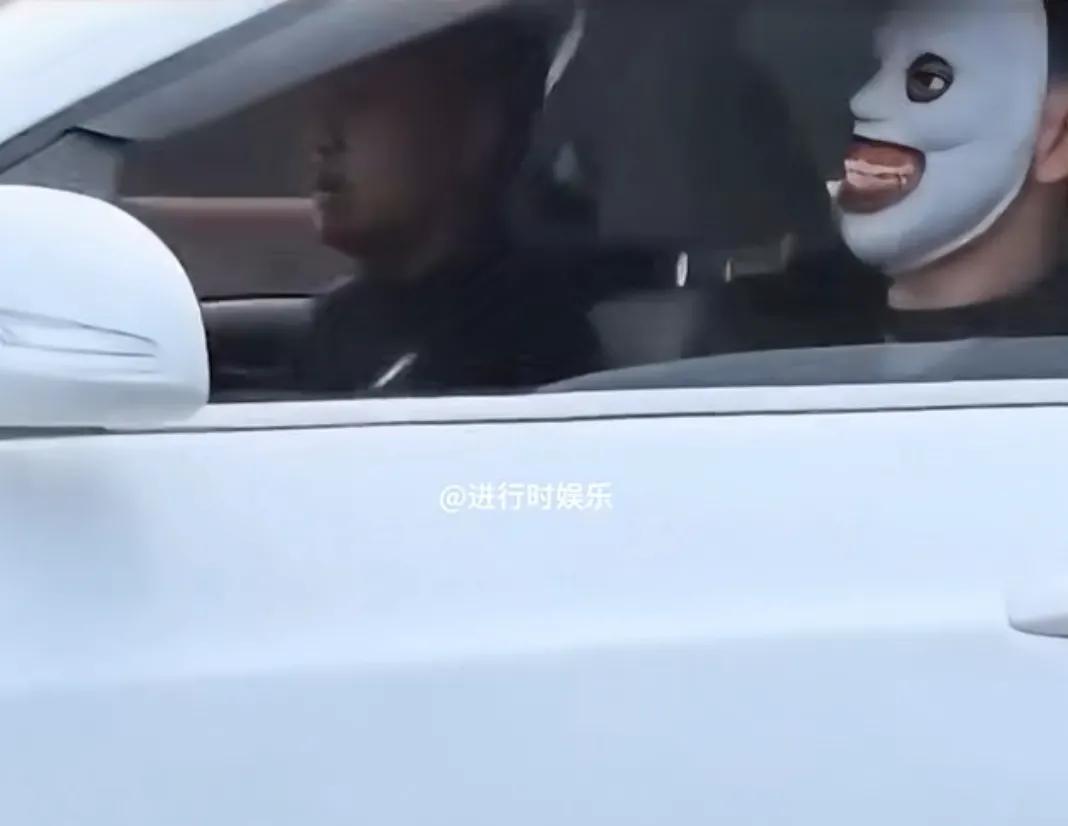 高速路上戴面具的人找到了，他是一个外国人，四十二岁的男人，并且是一名教师！
这就