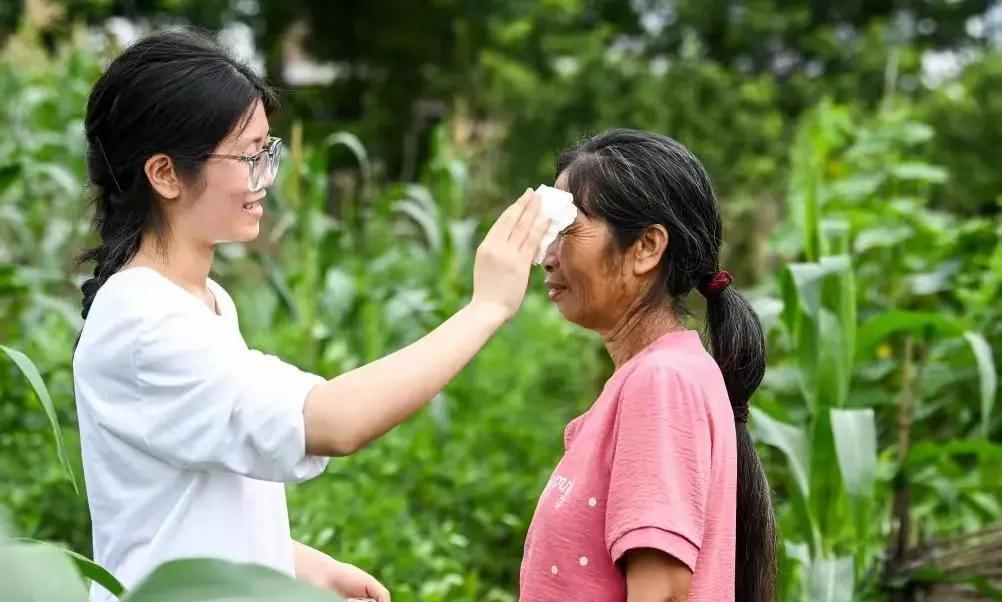 广西桂林灌阳县2025年高考女生刘燕，是名普通的留守女孩。她的父亲和哥哥在外地打