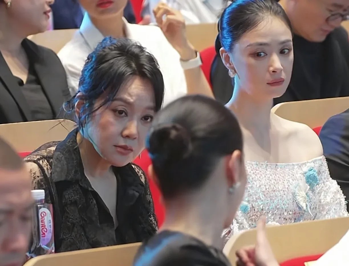 54岁的闫妮终于也是老了，抬头纹、法令纹、鱼尾纹明显。她老得快主要是因为以前本来