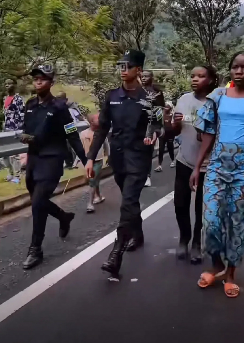 卢旺达真是一点弯路也不走，竟然连这个也学会了。

义务劳动日这天，卢旺达军民一起