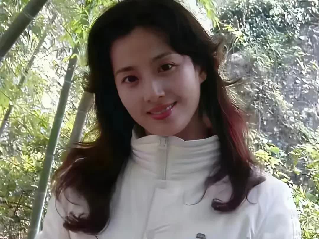 有其女就有其母，她是刘亦菲的母亲刘晓莉，肤白貌美，风姿绰约的高级感，不言而喻，
