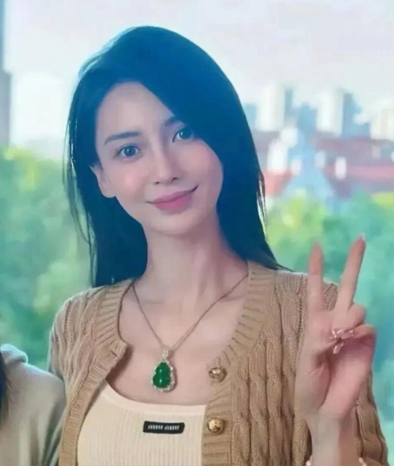 36岁杨颖和友人豪宅聚会，素颜配小吊带嫩似少女，气质清丽脱俗不愧是“美神”