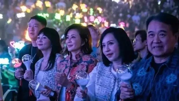 世纪同框！关之琳李嘉欣