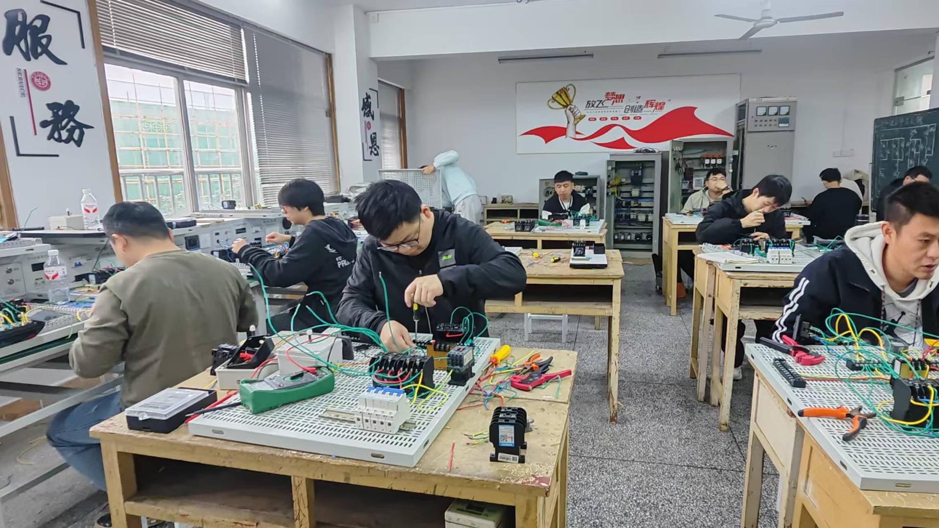 游泳教练的武汉电气自动化plc培训机构跨行学习记