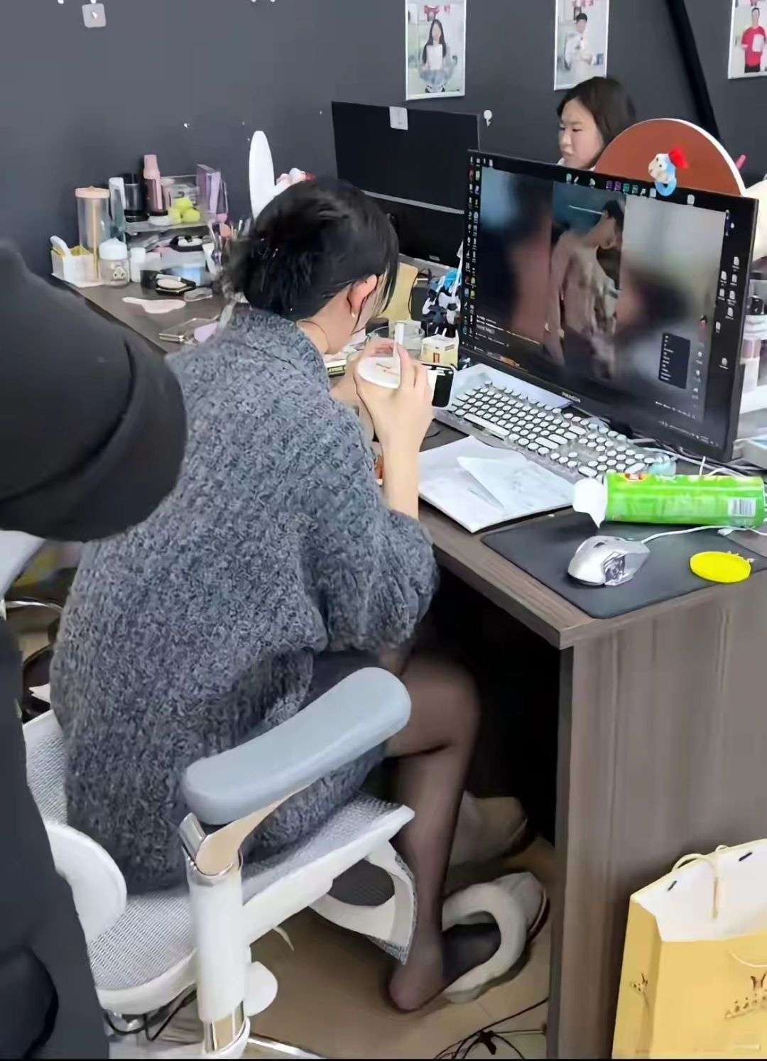 这姐妹是来正经上班的吗？