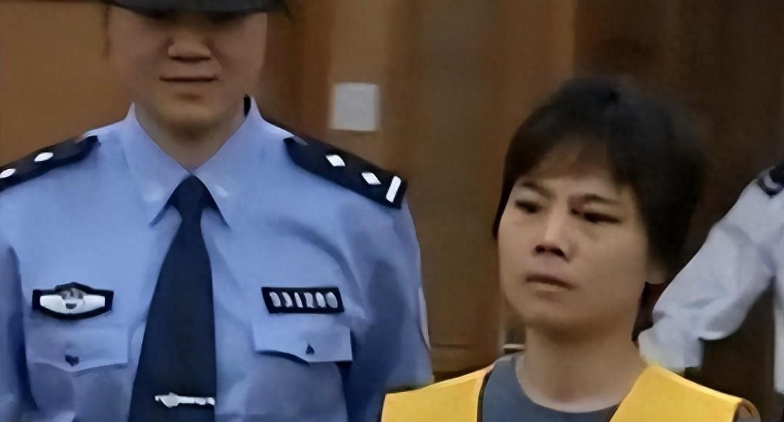 2006年，女校长在阁楼发现白骨，才知道自己一家人竟和尸体同住了将近10年，而死