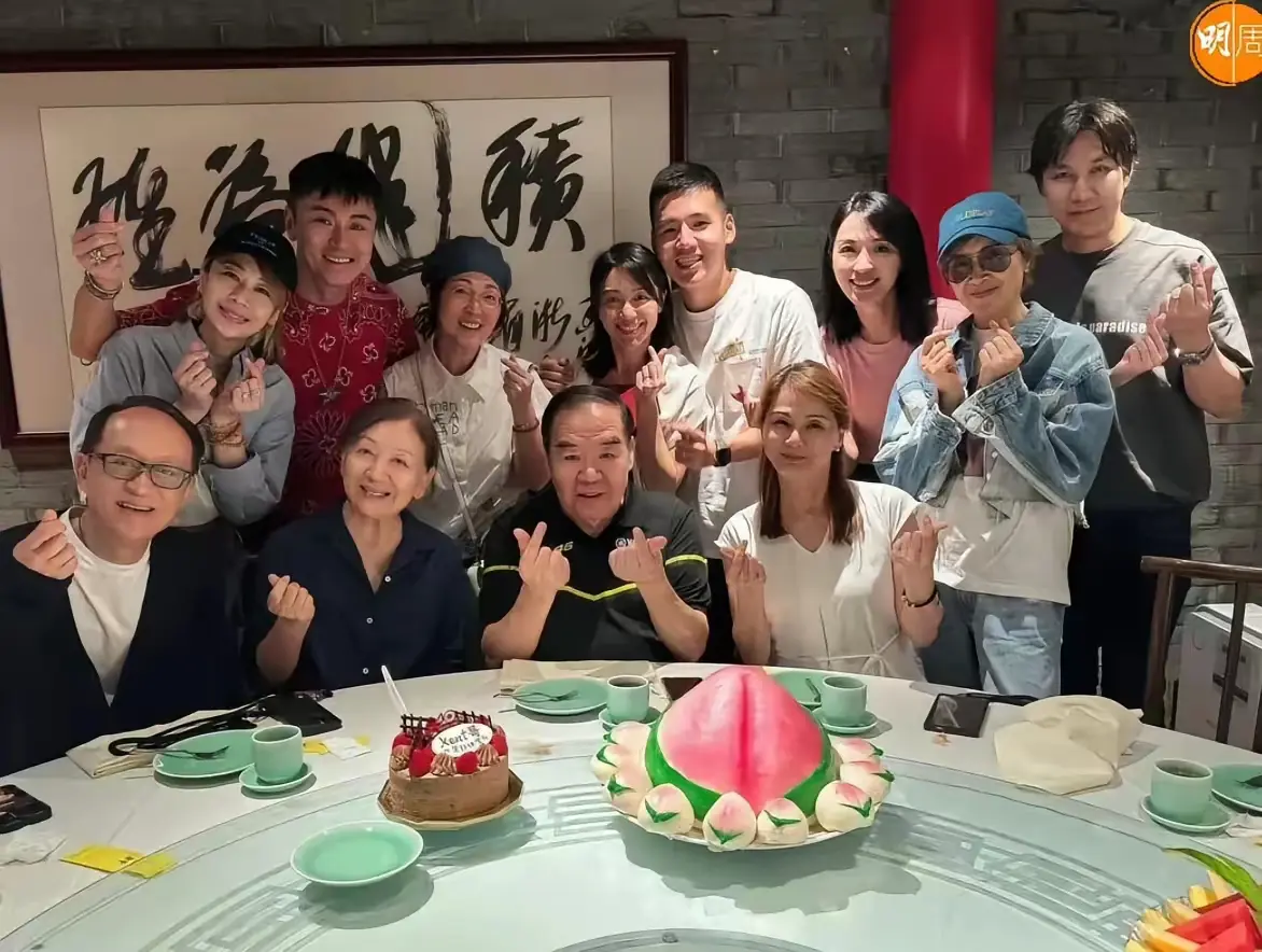 郑则仕74岁生日妻子同场庆祝，小14岁气质优雅大方，儿子儿媳也在