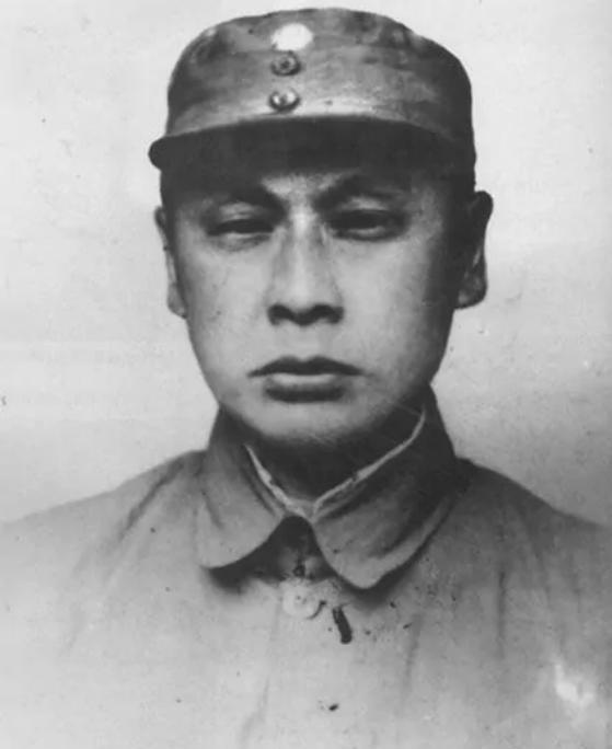 1936年，陈毅被叛徒诱骗下山。途中，陈毅口干舌燥，于是到一农妇家讨口水喝。谁料