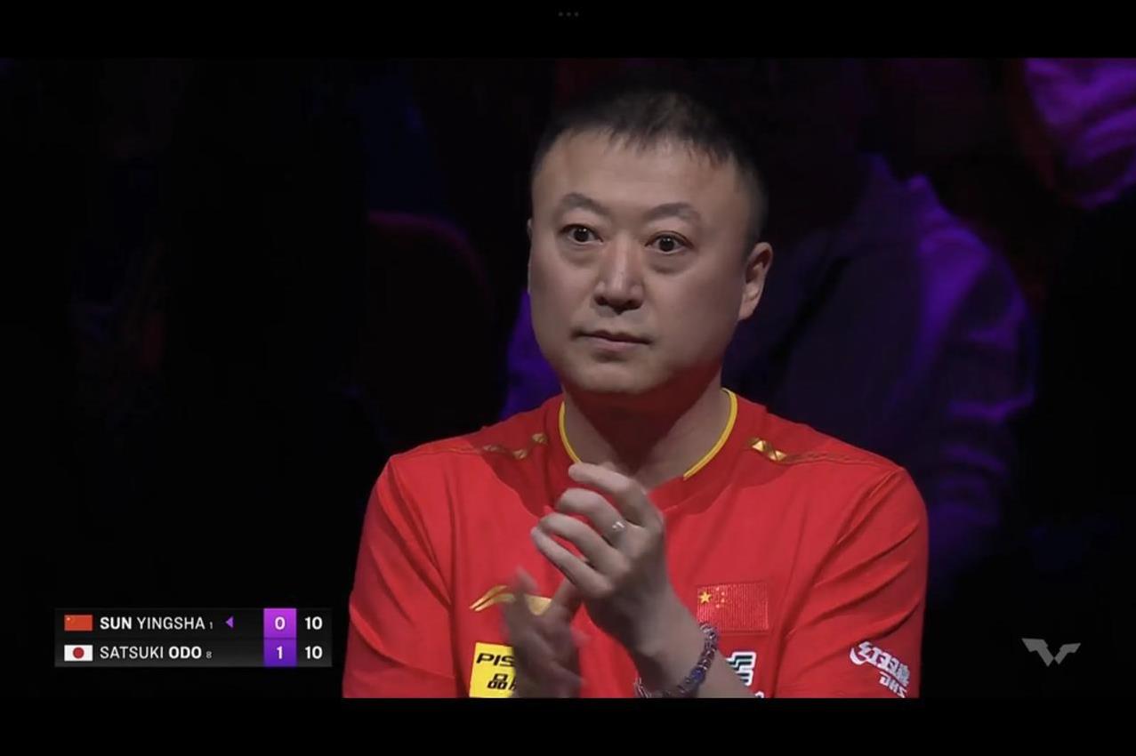 孙颖莎的主管教练邱贻可 在场边观看孙颖莎比赛，隔着屏幕都能感受到邱贻可的紧张与不