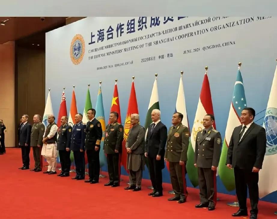 大合影来了！青岛10个防长齐聚。
俄罗斯、巴基斯坦、印度、伊朗、哈萨克斯坦、塔吉