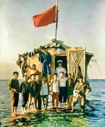 这是1988年在南沙群岛东门礁，守礁官兵在高脚屋前的合影照，看完后令人泪目。
