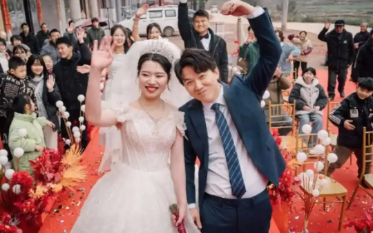 婚礼当晚岳母要我房本加名，我装醉到天亮，次日他们发现，我385万全款买的婚房已公证过户给我爸妈