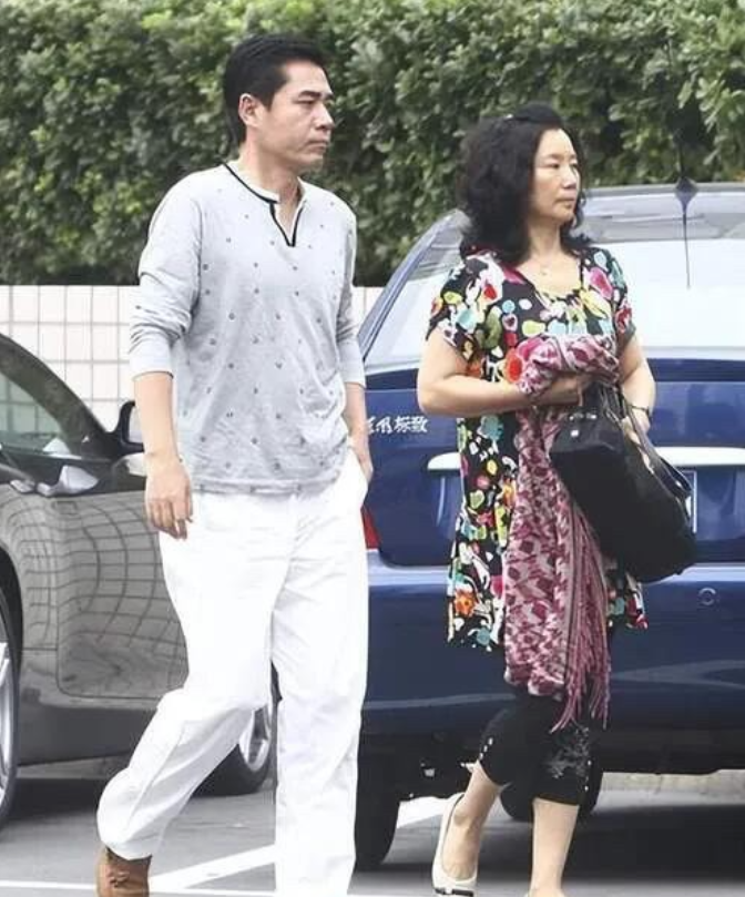 这一对夫妻是娱乐圈里最恩爱的一对，结婚几十年了依旧恩爱如初，而且没有任何的绯闻。