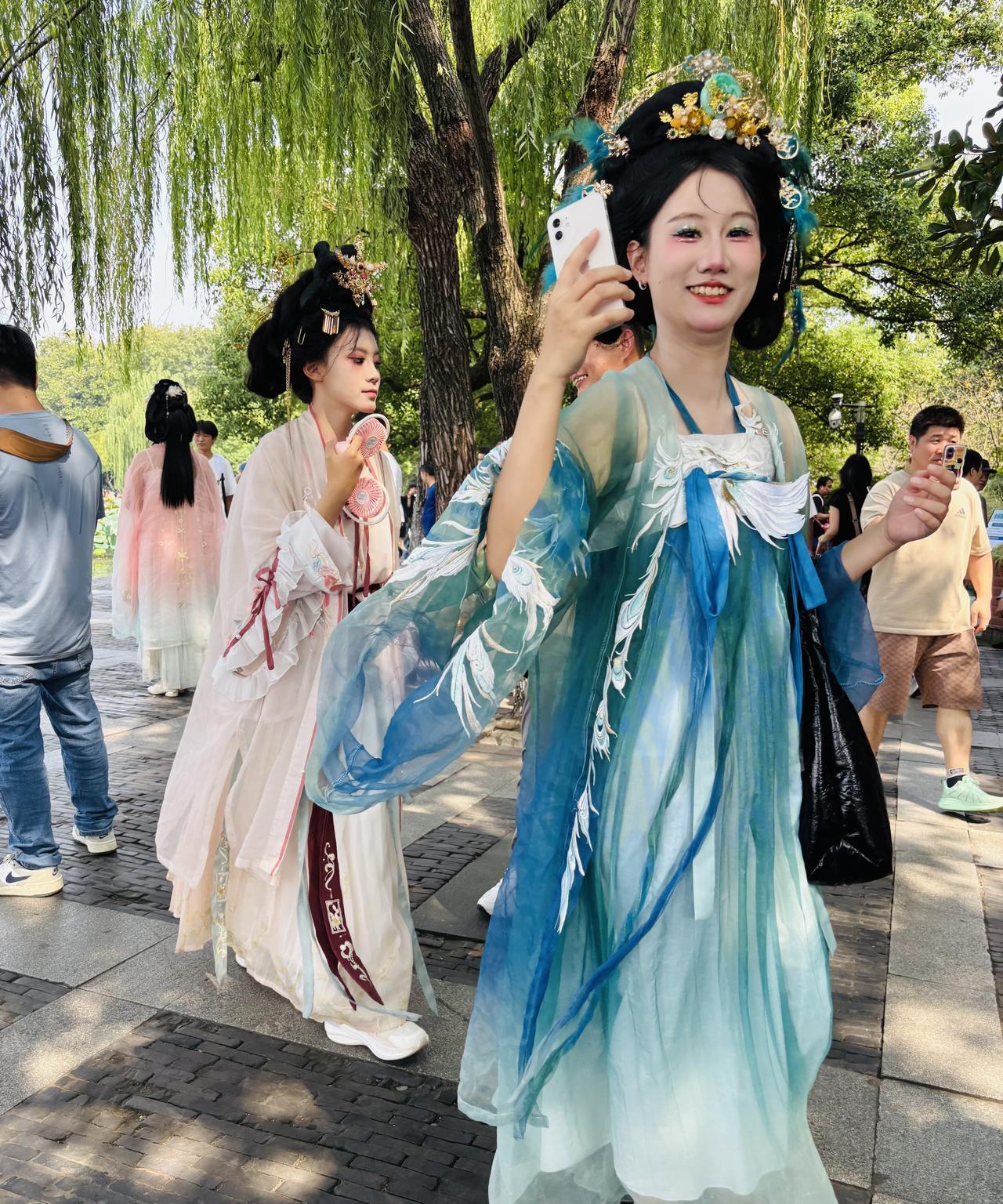 今天是2025年10月4日，正值国庆假期期间。今天杭州的天气也很好，蓝天白云下，