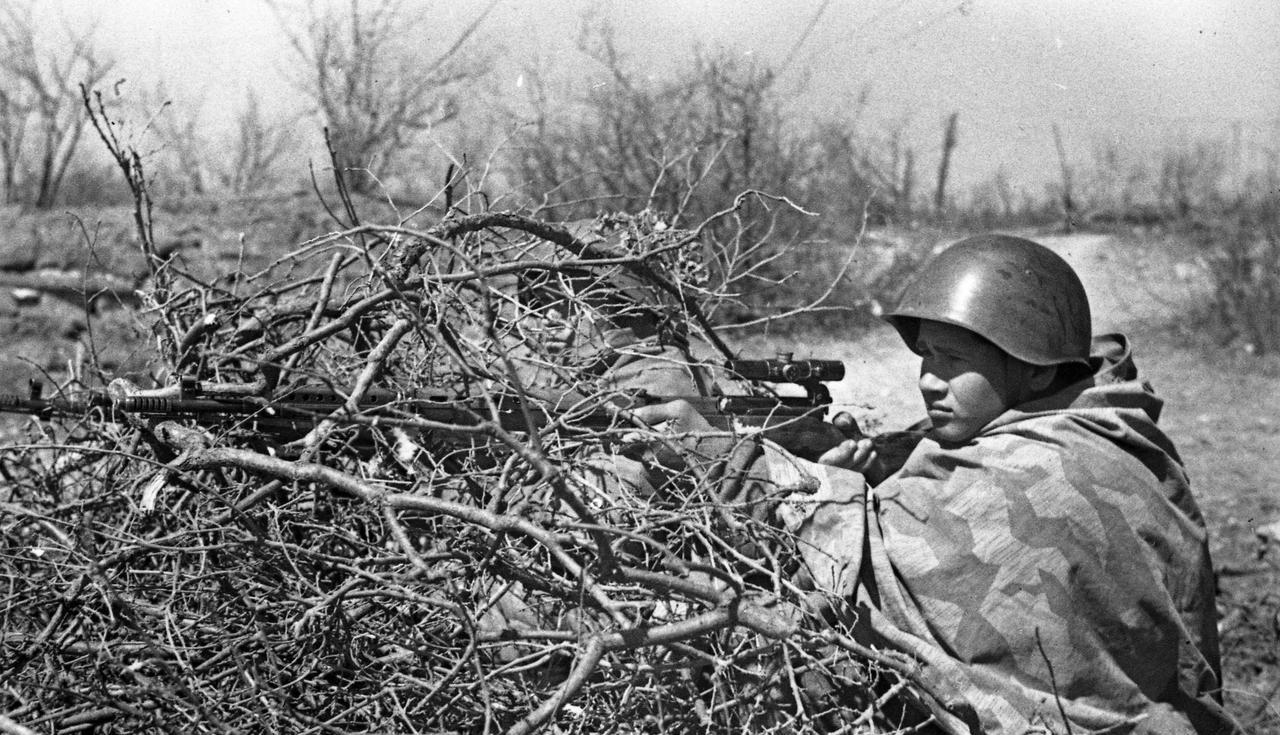 1942年3月，苏军第172步兵师的狙击手费多连科面对镜头摆出瞄准射击的Pose