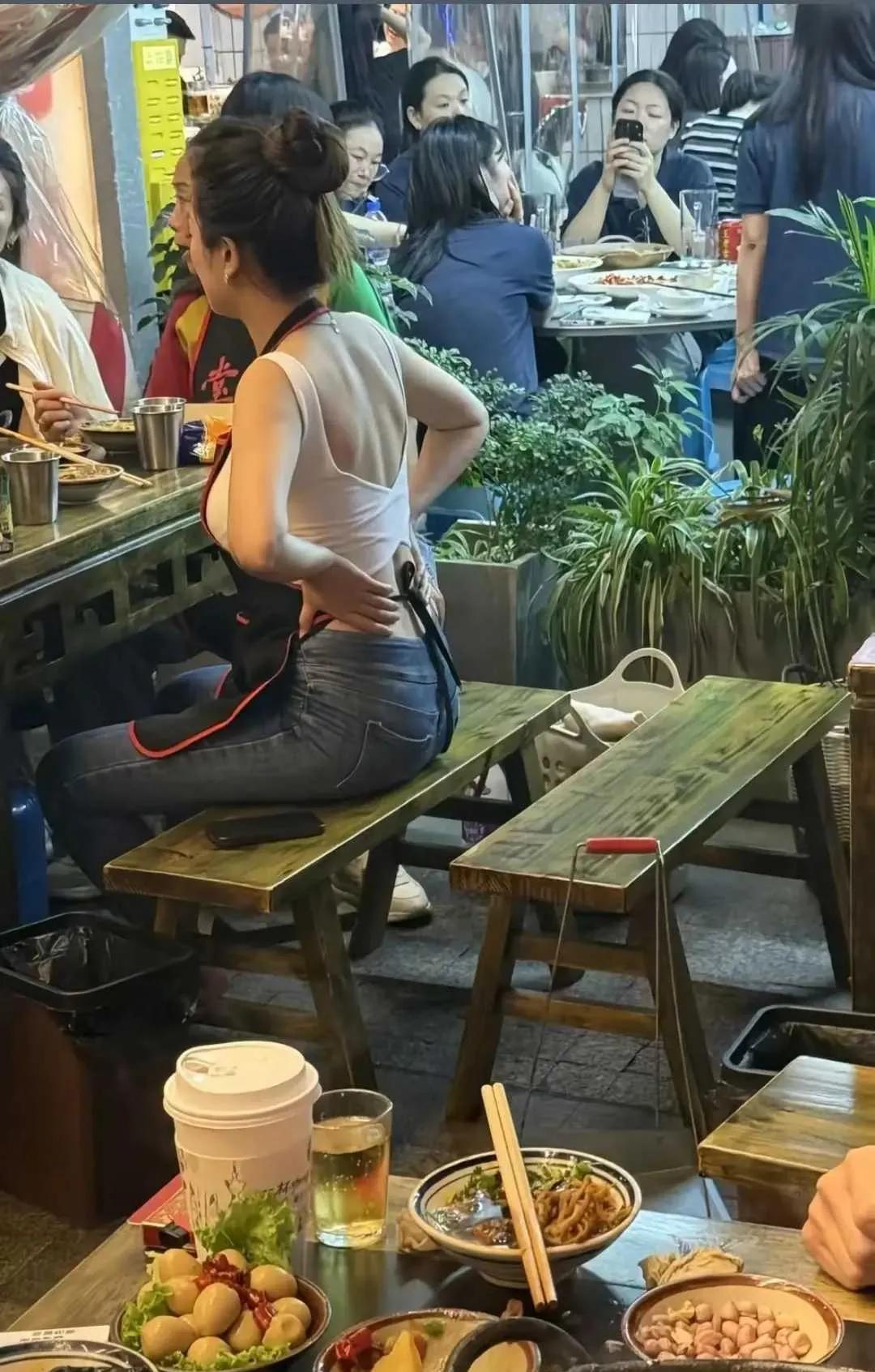 十一假期，跟朋友聚餐。我发誓：以后再也不吃四川火锅了，太辣了！喝了五瓶矿泉水解辣