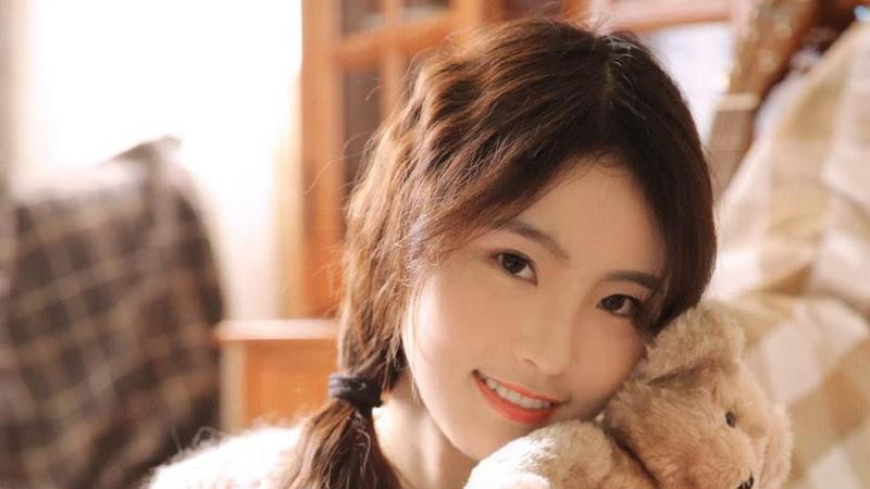 东京：从抓住校花偷东西开始雨宫长泽纱织 只是阳光爽朗地点了点头，而后就别过脸去，继续跟同学们聊天