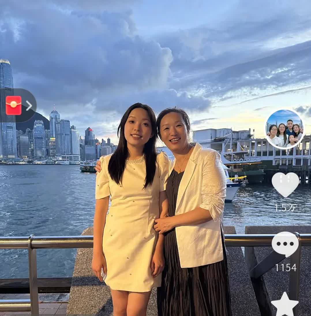 谢浩男的妈妈去迪士尼了！人活着就该无忧无虑，抛去一切烦恼！就该往前看！现在的谢浩