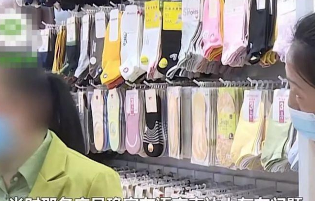 湖南长沙，一女子在某内衣店买了3套内衣，付款后她就兴高采烈的离开了，可是她刚到家