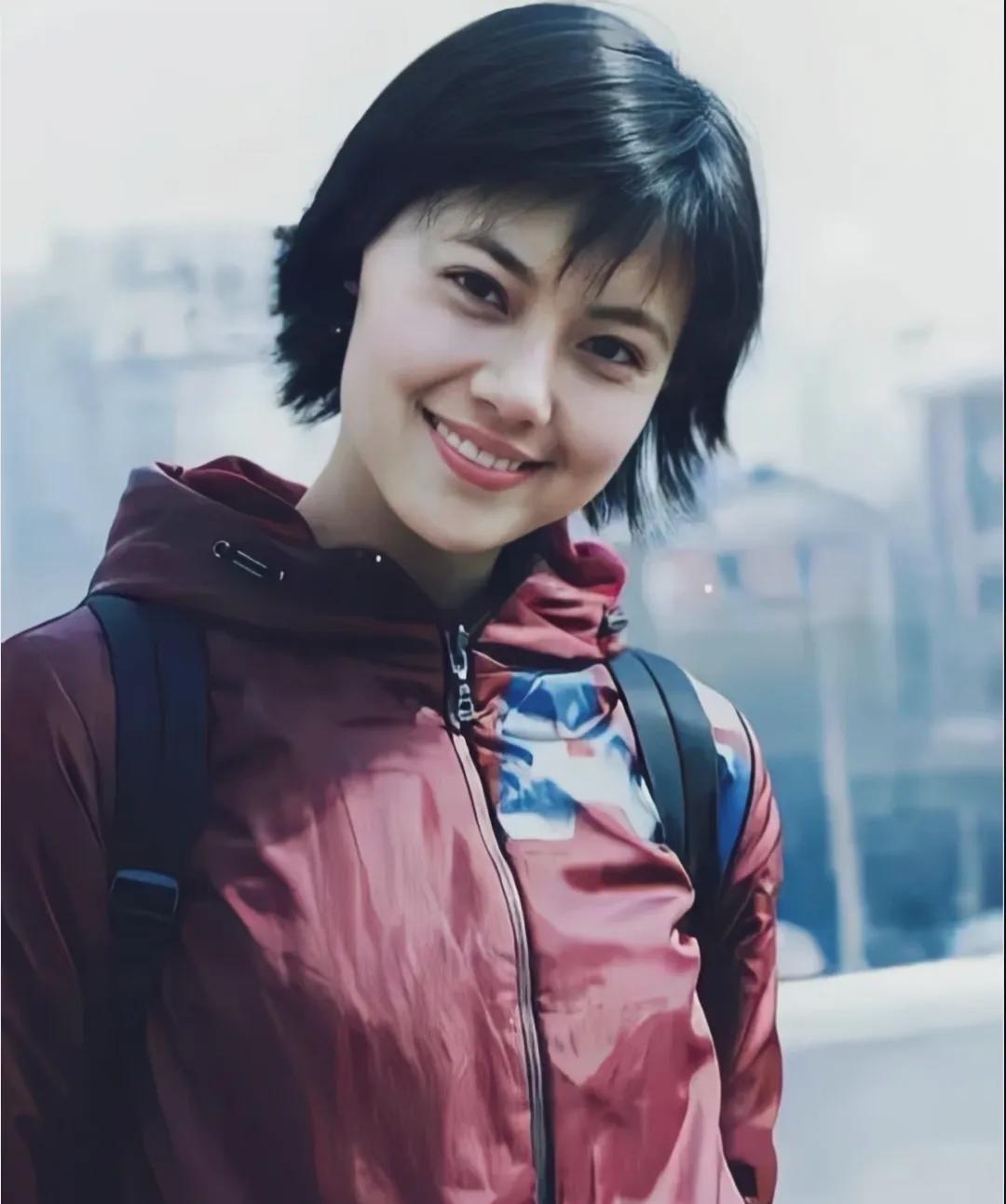 年轻时候的高圆圆有点异域风情的五官，脸上还有点婴儿肥，满脸都是青春的气息，皮肤嫩