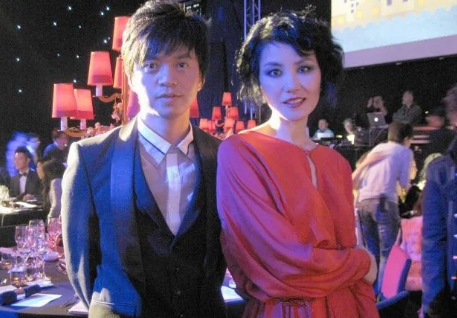 2010年，王菲在春晚上唱火了一首《传奇》，声音空灵，干净。但这首歌的原唱并不是