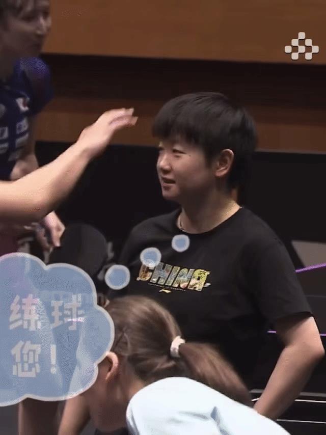 邱指这是遇到什么开心事了，破天荒的给莎莎来了个摸头杀！
不知是教练组的安排还是人