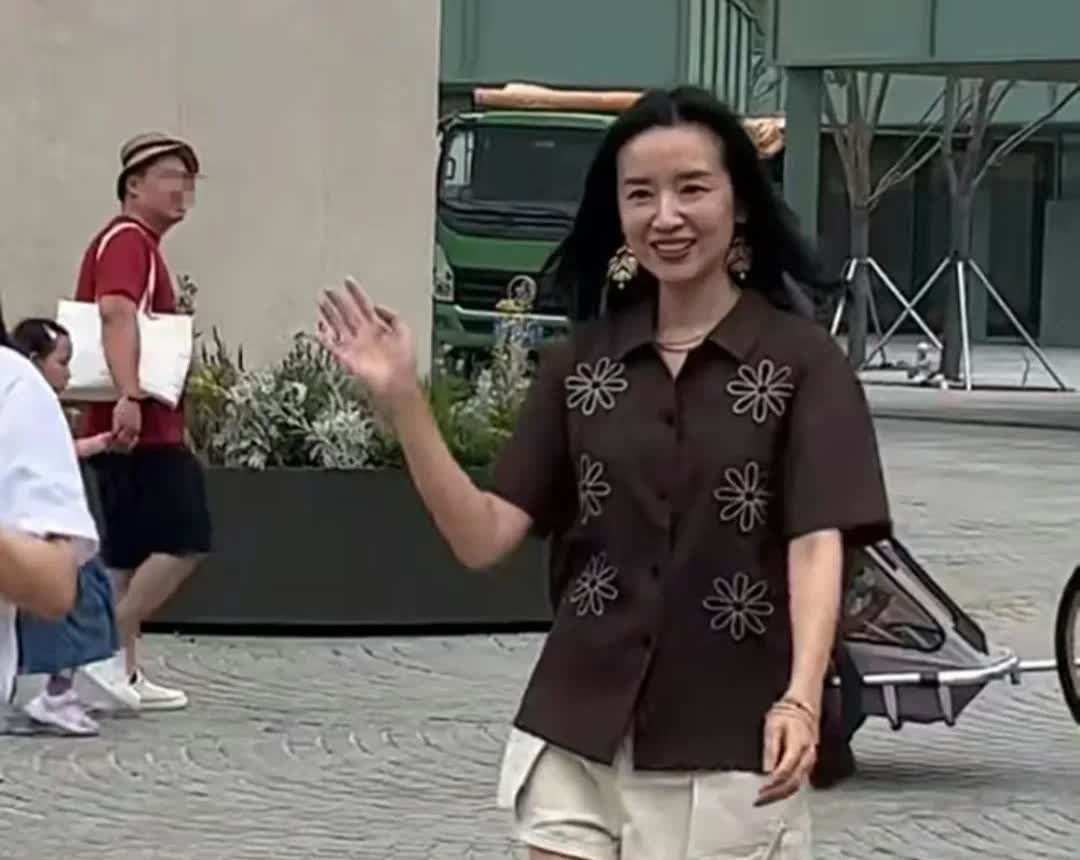 董洁阿那亚低调卖衣服！亲切招呼顾客，素颜状态真实显年龄。
