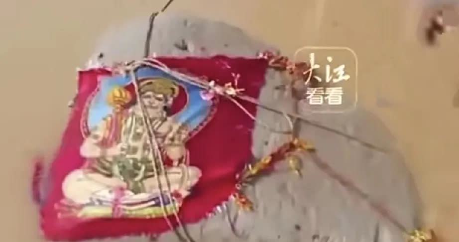 阿三家发生什么奇葩的事情都正常，近日印度恒河上飘来一块400斤的大石头，因为不下