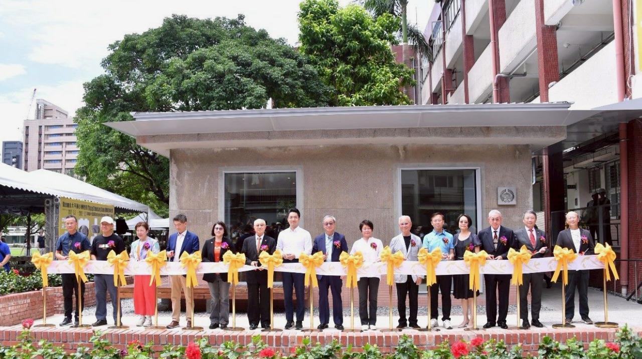 中国台湾省，蒋经国的孙儿蒋万安，前往台北市大同区太平小学，为台北市第一座校园艺术
