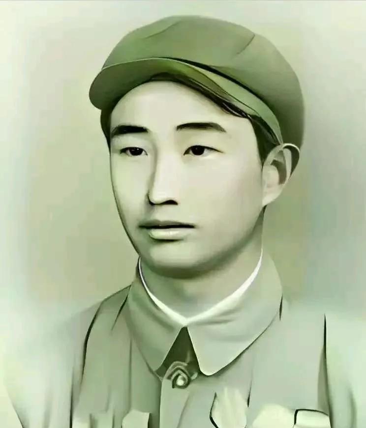 1943 年，日军空袭时，18 岁战士宋岭春仰面躲在草丛里，看飞行员探头出来，当