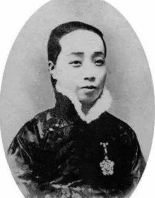1904年，“绣圣”沈寿流产，终生不孕。  丈夫逼其赶制绣品，最终劳燕分飞。
