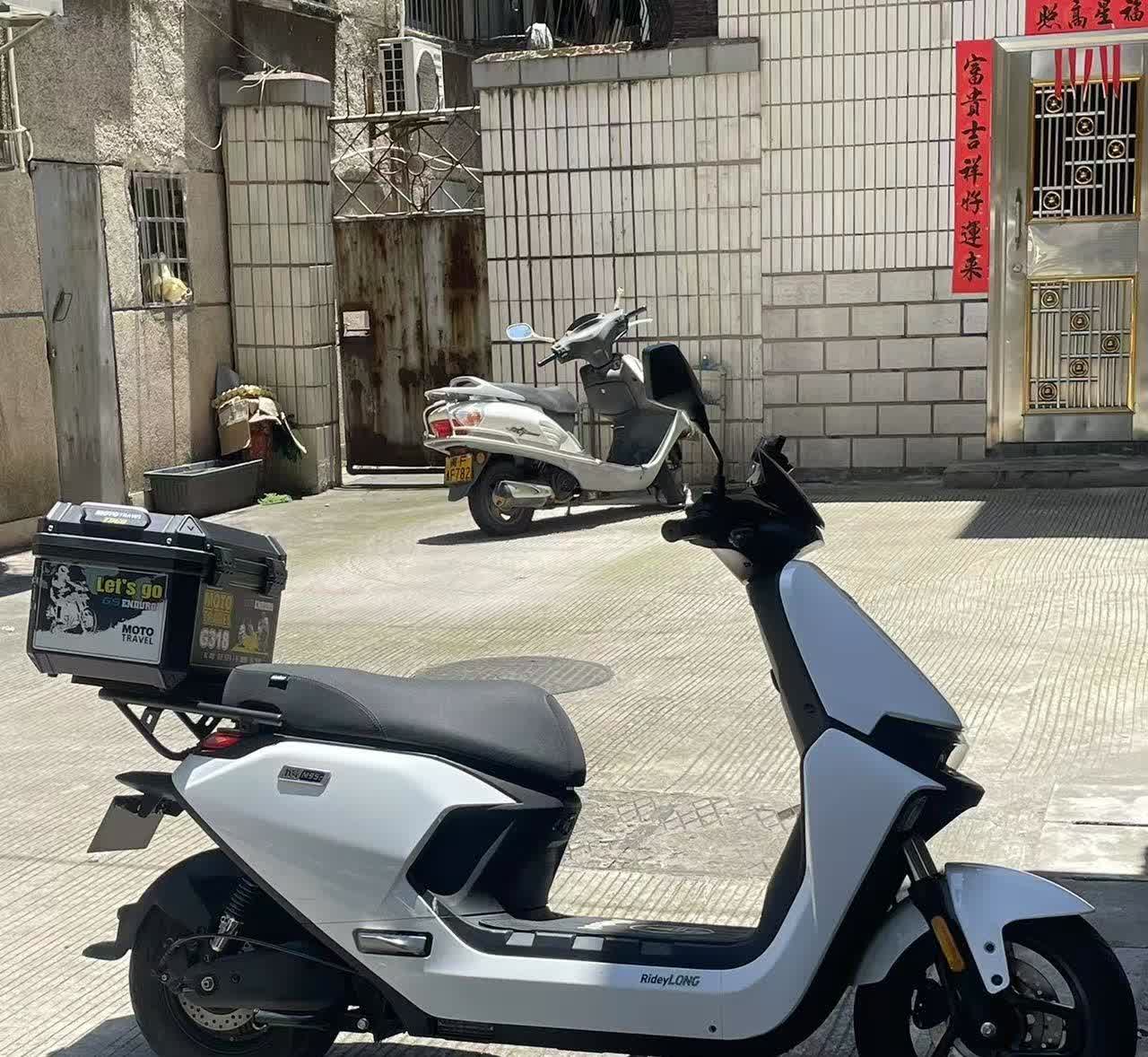 之前买了一辆本田 125，感觉挺耗油的，换辆九号电摩，现在电摩骑了一年多 800