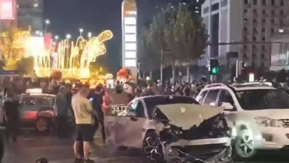 小米SU7郑州"狂暴连撞16车"，司机一个动作让网友炸锅！