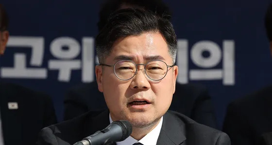 韩德洙拒绝朴赞大橄榄枝











最近韩国政坛真是热闹啊！这边刚拒绝