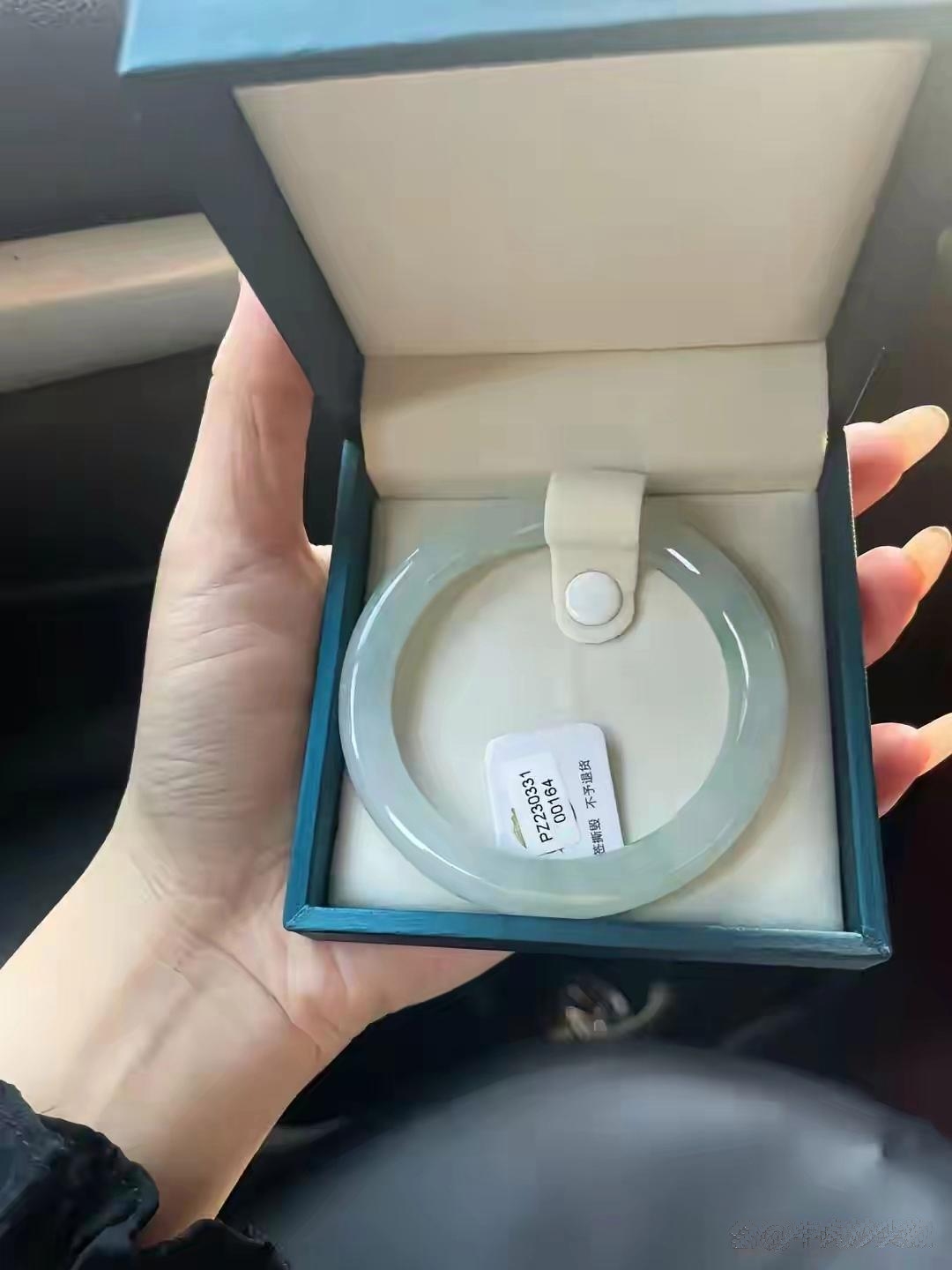 国庆送婆婆玉镯表心意，忐忑盼喜欢