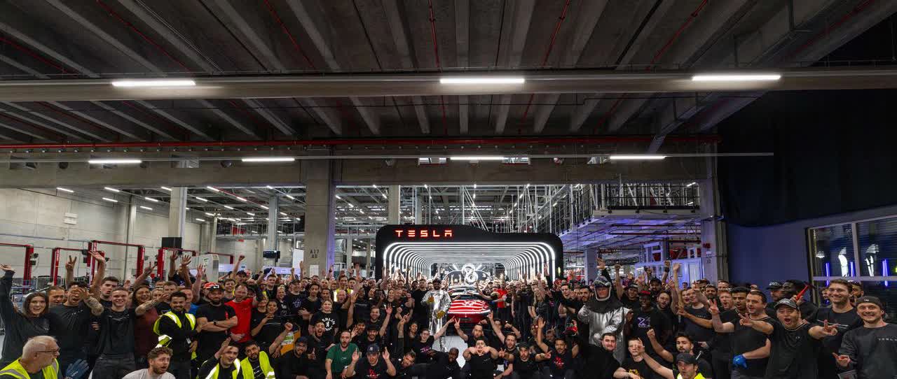 6月6日，特斯拉全球第 800万辆电动车在柏林超级工厂下线🚗

下线车辆是