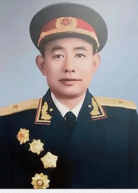 1951年，一群志愿军在撤退时，猛然发现眼前狭隘的山谷中，竟出现了成千上万个美军