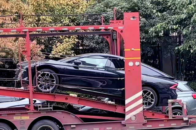 小鹏P7+很多店有车了
我喜欢黑色和紫色，你呢？