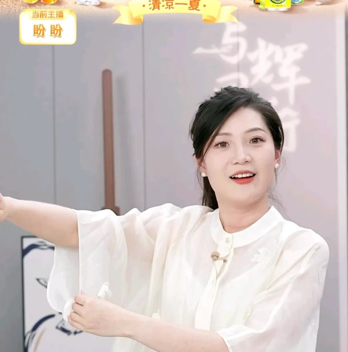 今天的排班表上
虽然没有“董宇辉”这三个字
但是大家都知道他回北京了
排班