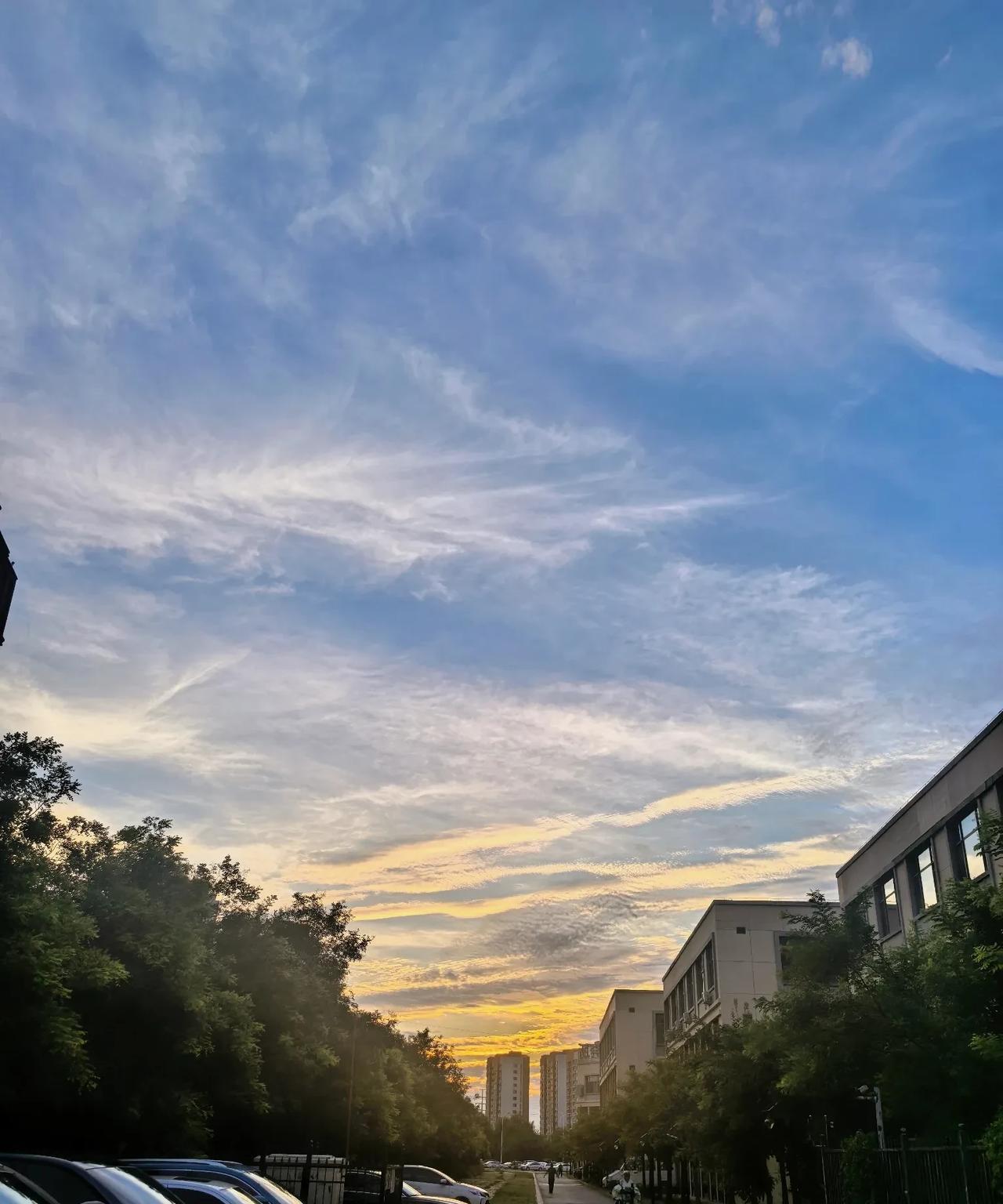 今天天津的天空很美、很神秘，那种遥远又缥缈的感觉，神秘的像藏着无数故事。
昨天下